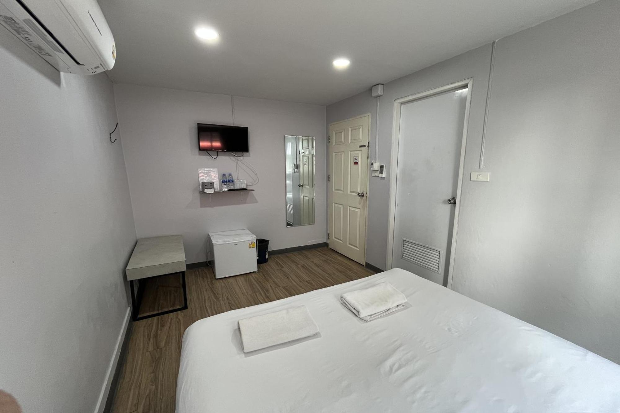 Blue26 Hotel Ban Wat Sala Daeng Bagian luar foto