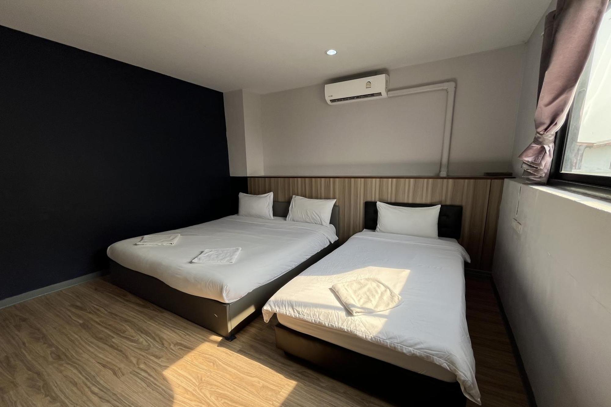 Blue26 Hotel Ban Wat Sala Daeng Bagian luar foto