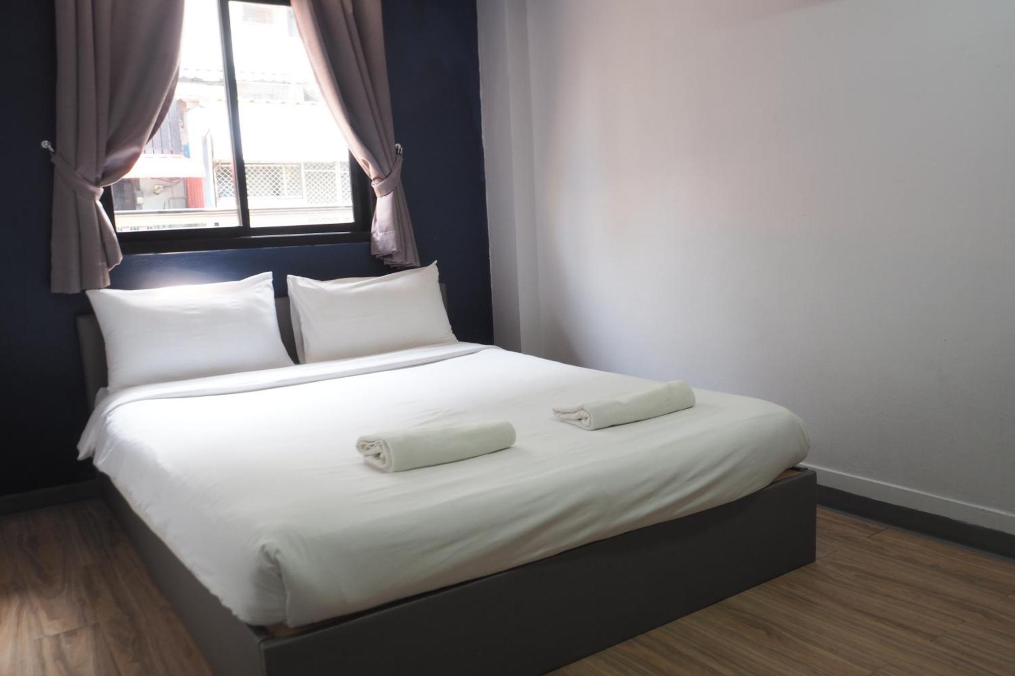 Blue26 Hotel Ban Wat Sala Daeng Bagian luar foto