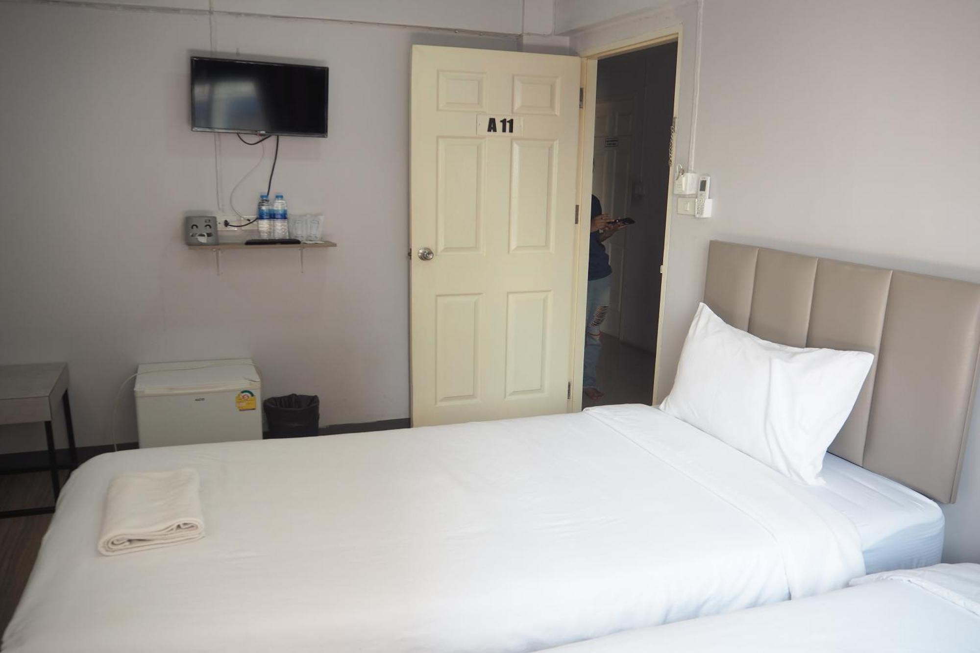 Blue26 Hotel Ban Wat Sala Daeng Bagian luar foto